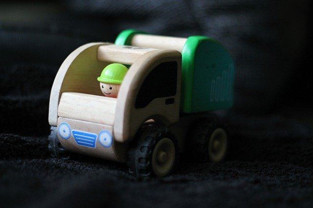 木製トラックのおもちゃ